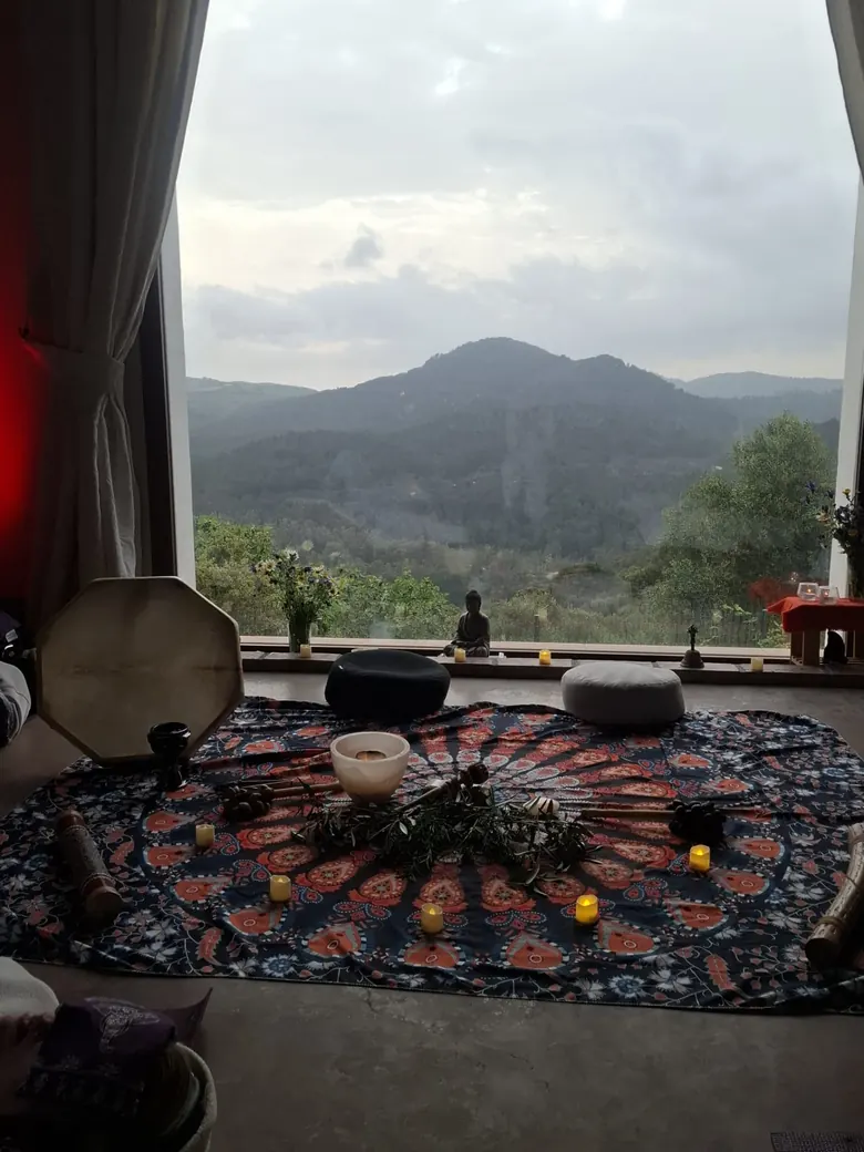 Espacio ceremonial con vistas a la montaña