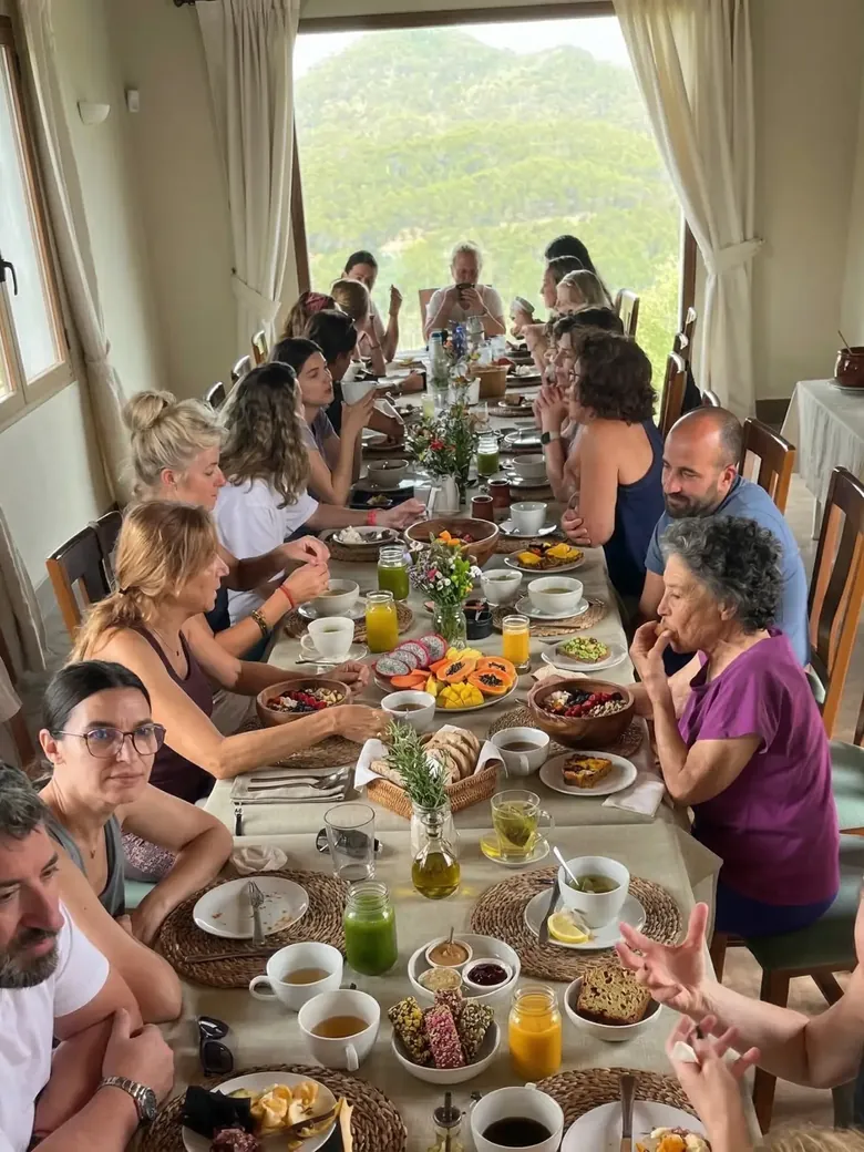 Participantes del retiro compartiendo una comida saludable